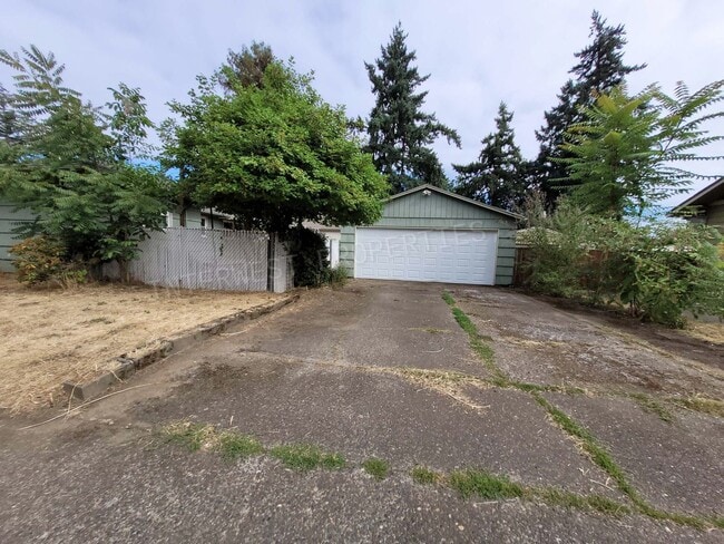 Building Photo - Beautiful 3 bdrm Home w/ a remodeled kitchen, stainless appliances, deck, yard and more!!!