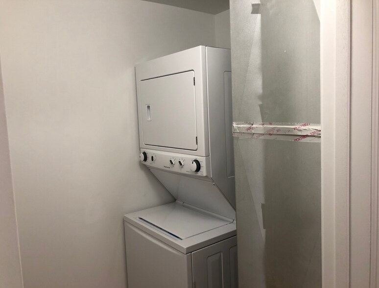 In-Unit Laundry & Central Heat/AC - 3217 W Cullom Ave