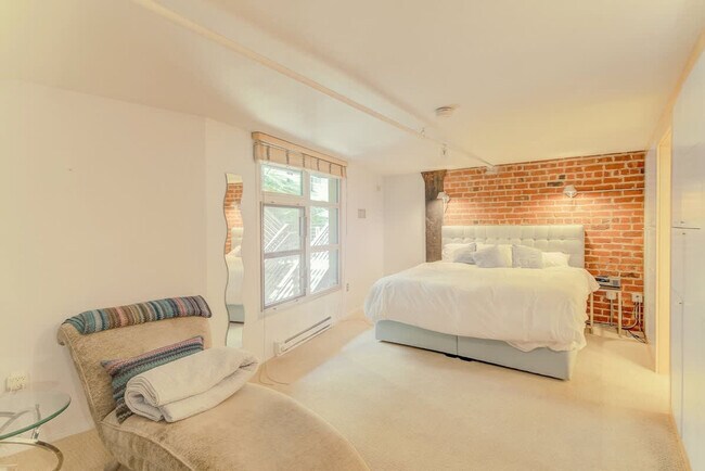 Building Photo - 101 Harrison St