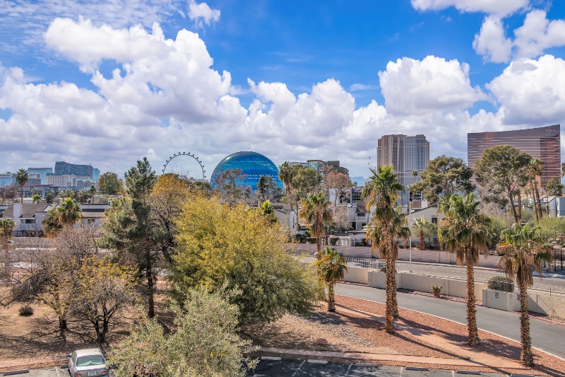 Building Photo - 725 N Royal Crest Cir