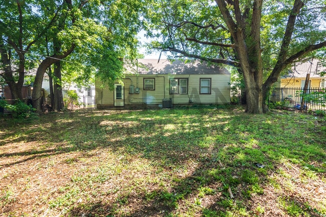 Building Photo - 709 S Pinecrest St