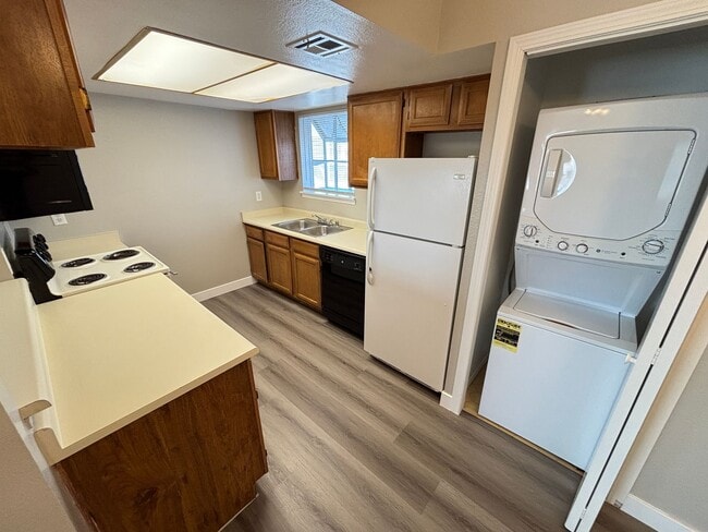 Building Photo - Charming 2Bed/1Bath 2nd Floor Condo located in Duck Creek Village - $500 Off Move in Fees!