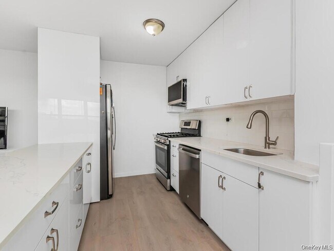 Building Photo - 555 Kappock St