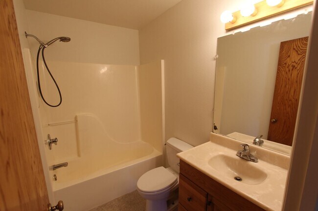 Building Photo - AVAILABLE NOW! Charming Single-Story Home ...