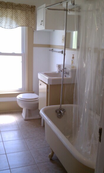 Bathroom - 436 E Pittsburgh St