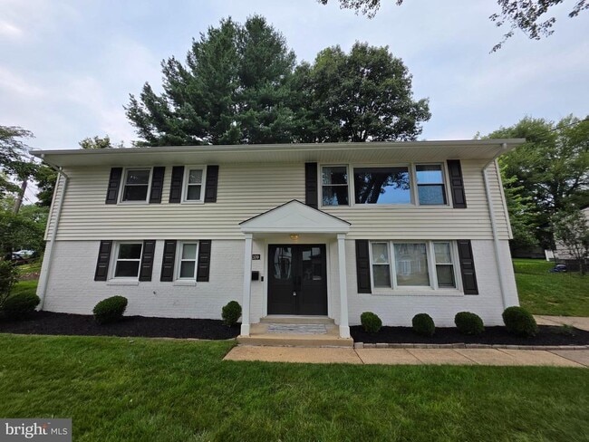 Building Photo - 1109 Hillcrest Dr SW
