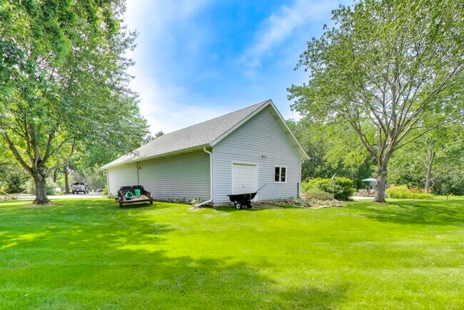 Building Photo - 38W064 Tanglewood Dr