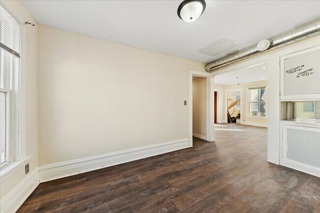 Building Photo - 2144 W Montrose Ave