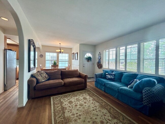 Building Photo - Spacious Beach House in South Oceanside