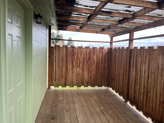 Building Photo - Upstairs 1 bedroom apartment with garage!