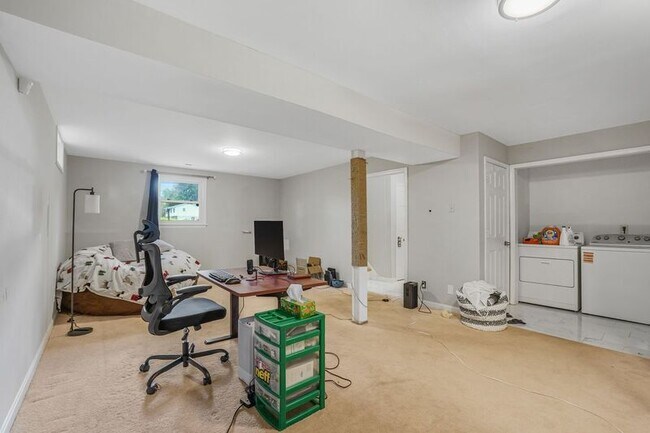 Building Photo - 1703 Sherwood Dr