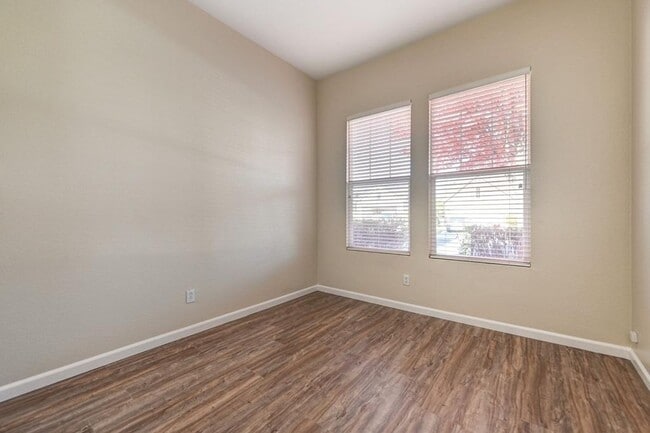 Building Photo - Gorgeous Roseville 4 Bedroom