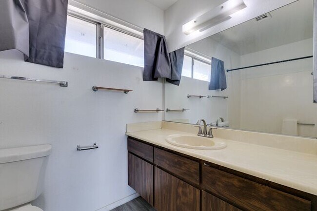 Building Photo - Double Primary Townhome with Spacious Backyard in 89115!