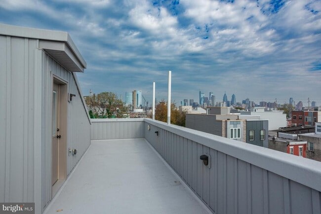 Building Photo - 2722 Latona St