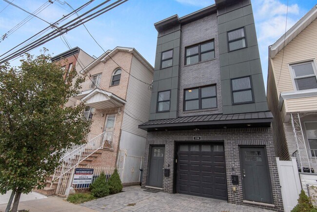 Building Photo - 114 Bleecker St