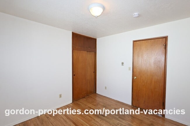 Building Photo - NE 65th Ave - End unit 1 bedroom apartment