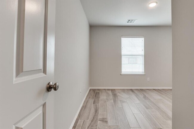 Building Photo - 13321 Beaumont Dr