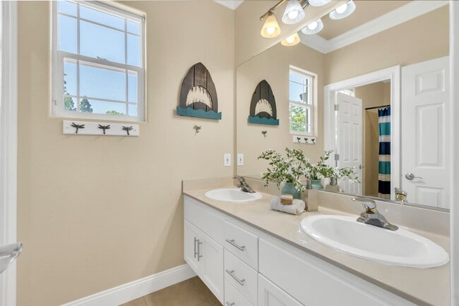 Building Photo - Lovely Roseville 5 Bedroom Pool Home