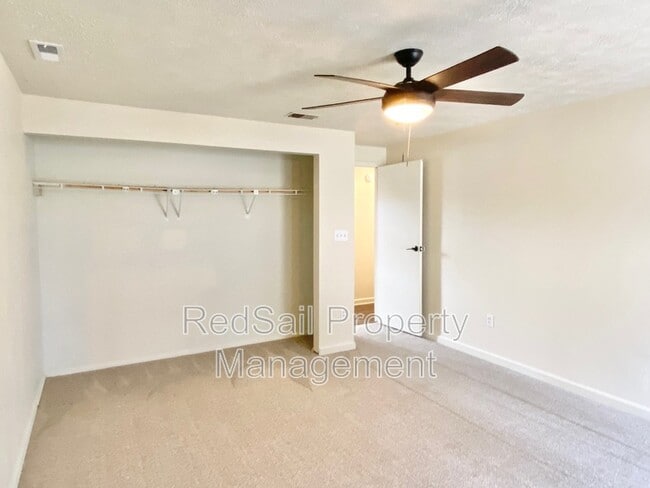 Building Photo - 725 Chatsworth Dr