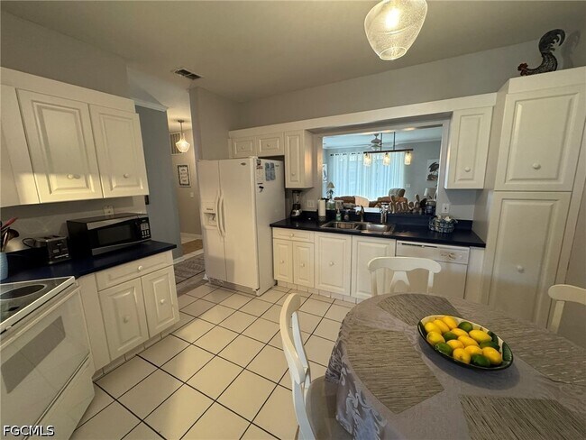 Building Photo - 14980 Vista View Way