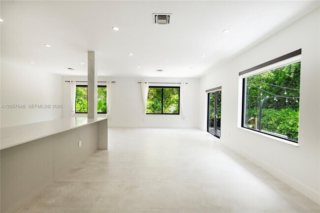 Building Photo - 925 Algaringo Ave