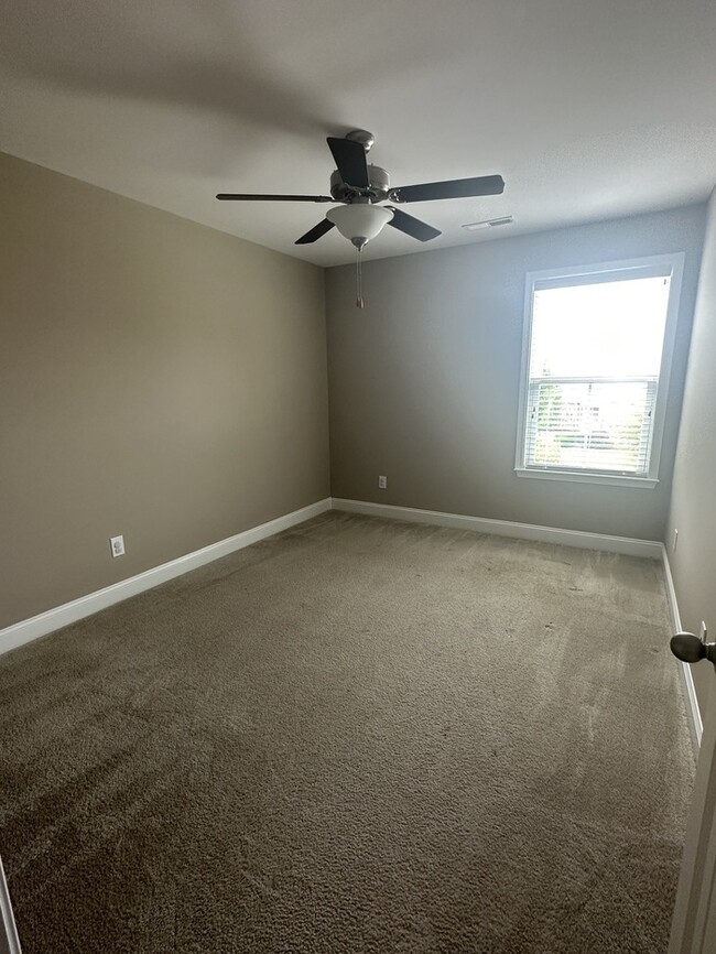 Building Photo - Like New Townhome in Cary