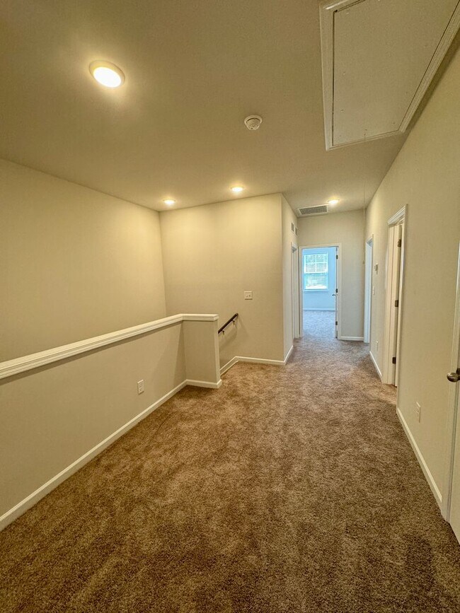 Building Photo - Beautiful, 3BR/2.5BA Townhouse in Gastonia