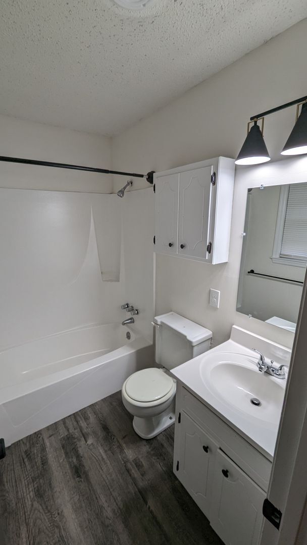 Building Photo - Beautiful Remolded Home minutes from Downt...