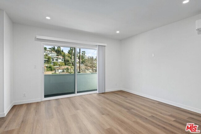 Building Photo - 2449 Beachwood Dr