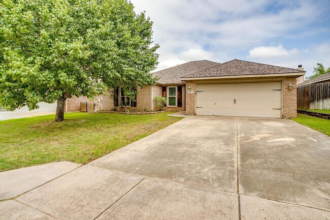 Building Photo - Spacious 4 Bed, 2 Bath Home in Ranch at Ea...