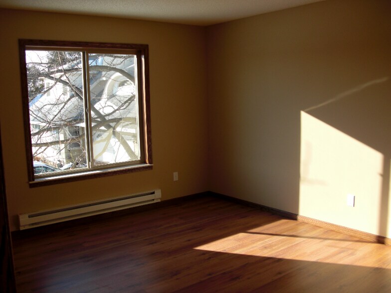 Building Photo - 355 Horseshoe Dr