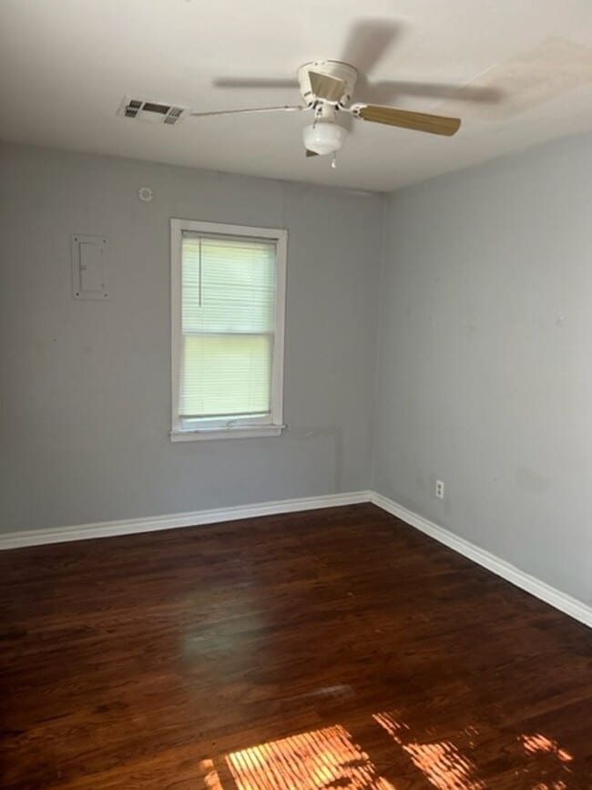 Building Photo - 2 Bedroom 1 bath Close to OU Campus