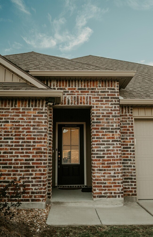 Building Photo - 3740 Red Tailed Hawk Dr