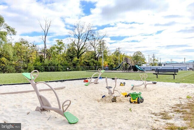 Building Photo - 110 Charing Cross Dr