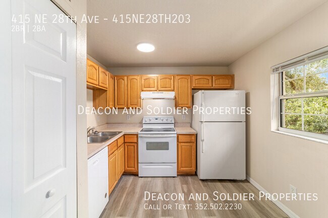 Building Photo - 415 NE 28th Ave