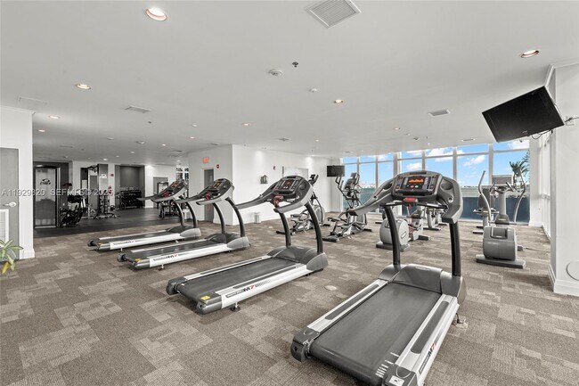 Building Photo - 1155 Brickell Bay Dr