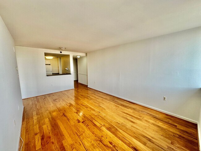 Building Photo - Fantastic 1 Bed with Den/Office/Additional Sleeping area! Conveniently located near Dupont, Logan...