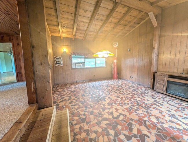 Building Photo - Charming Raindrop Hill Farmhouse on Gibson Lane - All Utilities Included