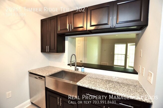 Building Photo - Beautifully Updated 3rd Floor Condo For Re...