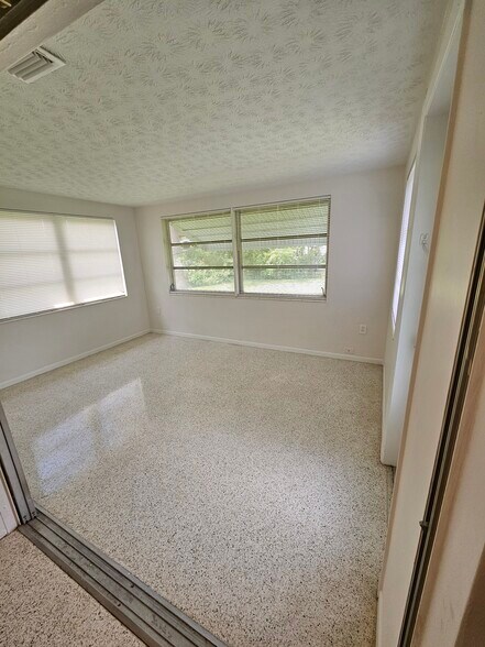 Building Photo - 5023 Overlook Dr