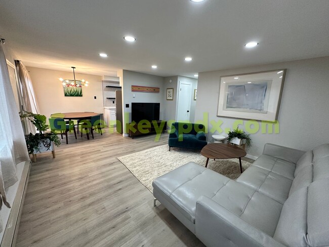 Building Photo - Updated 2-Bedroom Unit on one level that i...