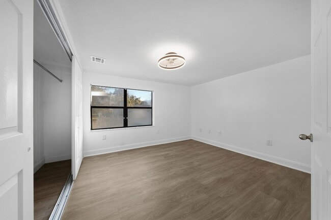 Building Photo - Renovated 4/2 Home on a Corner Lot in the SODO Area of Orlando