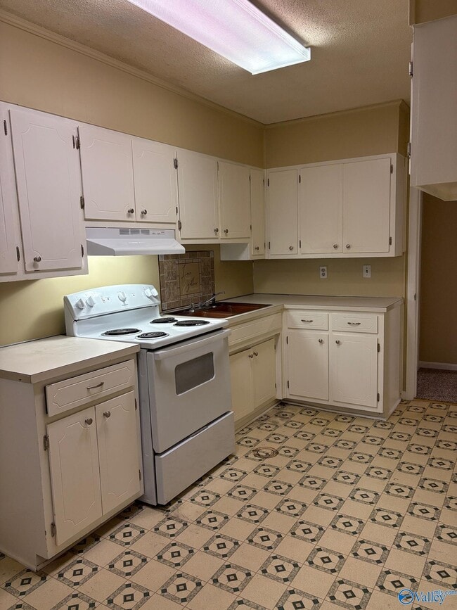 Building Photo - 4 Cloverleaf Dr