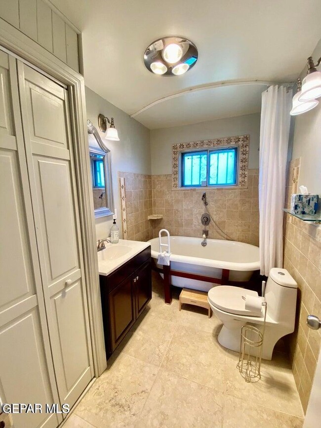 Building Photo - 3213 El Morro Rd