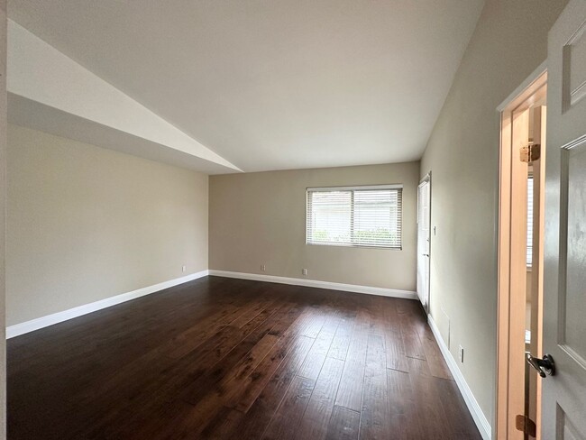 Building Photo - Spacious Townhome with Inviting Large Pati...