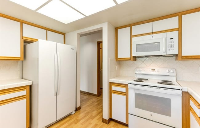 Building Photo - Prime Charbonneau Golf Community Location! 2 Bed, 2.5 Bath + Den, A/C, Washer/Dryer and Garage