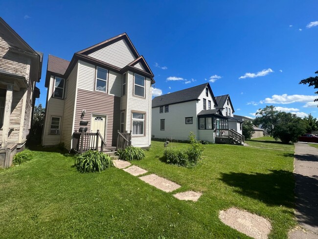 Building Photo - Upper Level 2 Bedroom Apartment - AVAILABLE TODAY