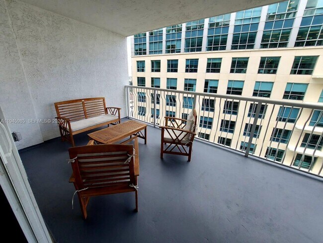 Building Photo - 1200 Brickell Bay Dr