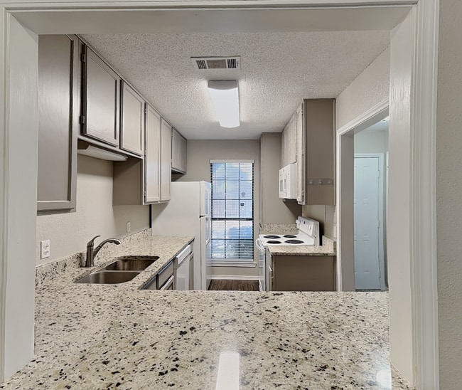 Building Photo - Stylish Candleridge Townhome with Private Patio, HOA Lawn Care & Appliances Included!