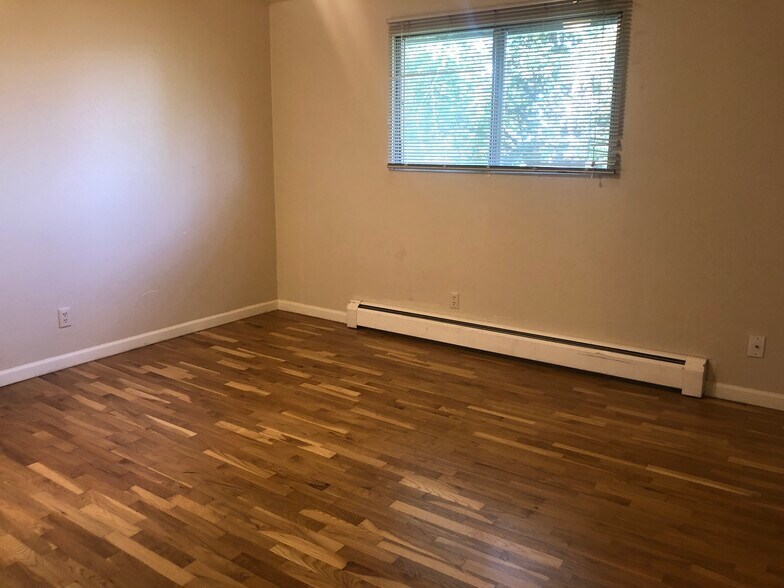 Building Photo - 1265 NE Hillside Dr